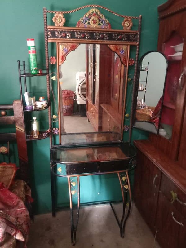 Dressing Table for sale Rs 3500 6 month use new conditions 1