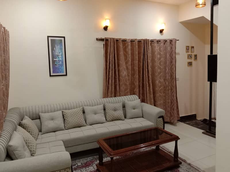 Triple story house for sale located Kurri Road Asif Colony. 27