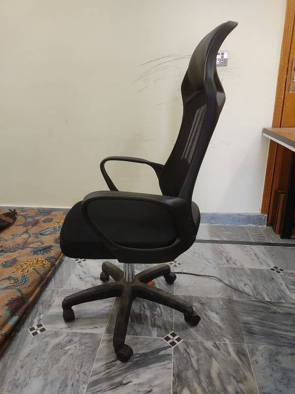 Revolving Office Chair - Comfortable & Durable 2