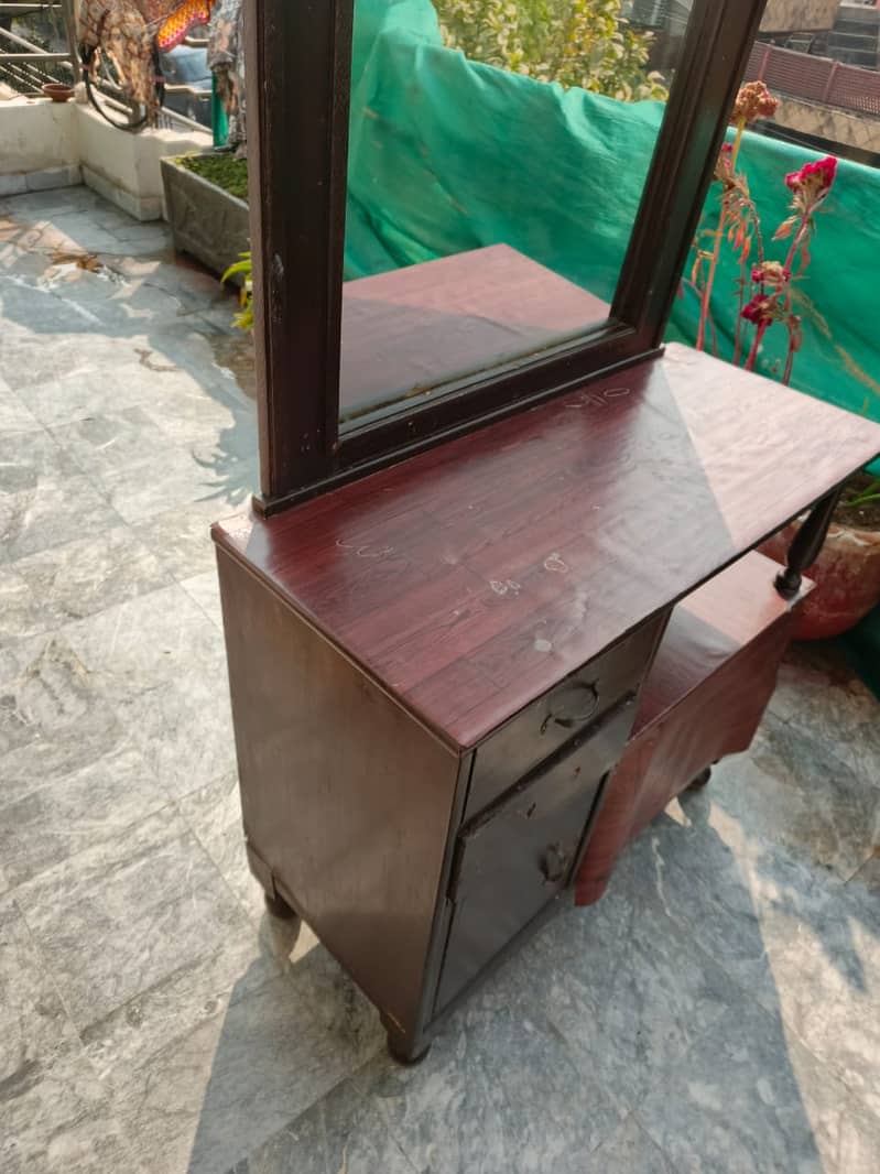 Wooden Dressing Table For Sale In Good Condition 1