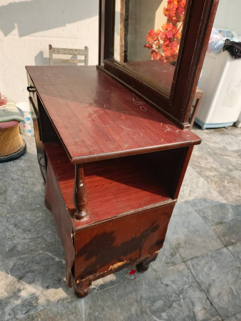 Wooden Dressing Table For Sale In Good Condition 2