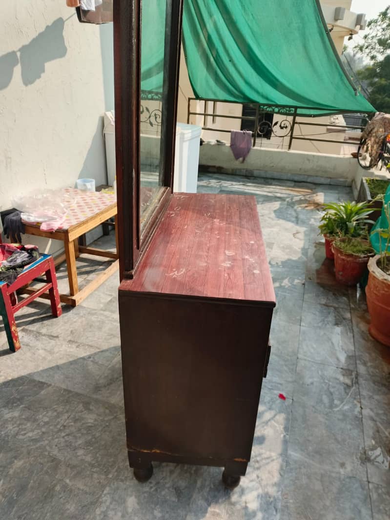 Wooden Dressing Table For Sale In Good Condition 0