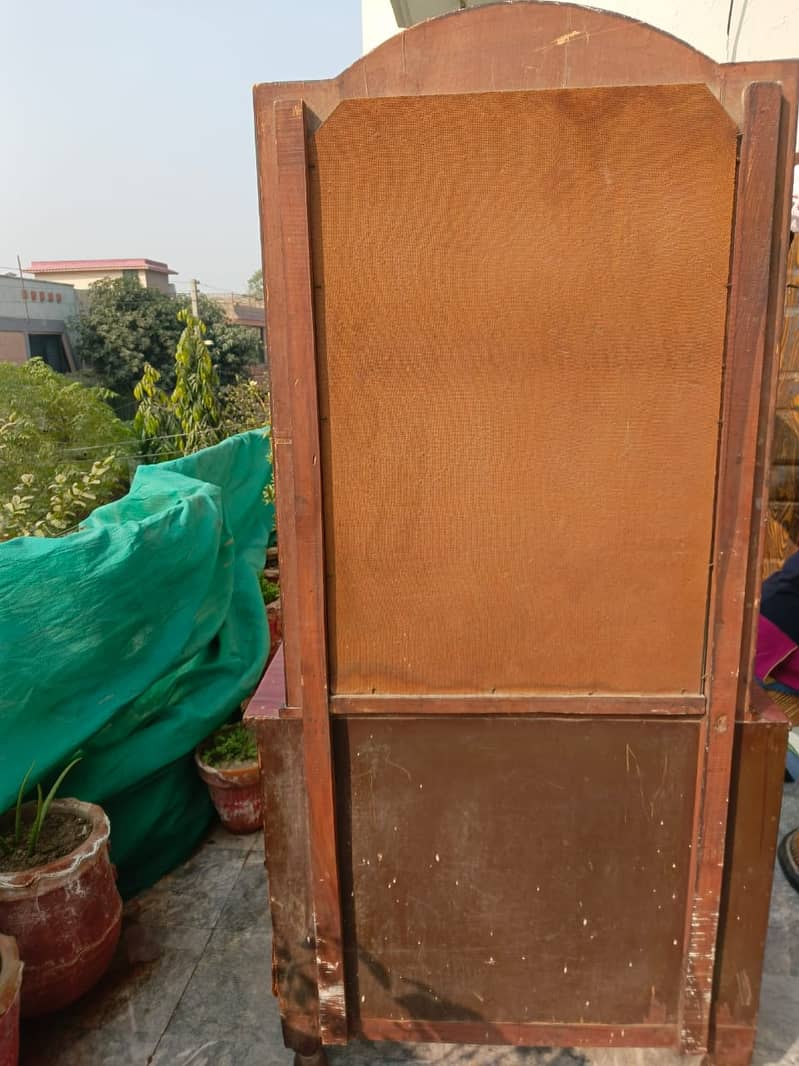 Wooden Dressing Table For Sale In Good Condition 4