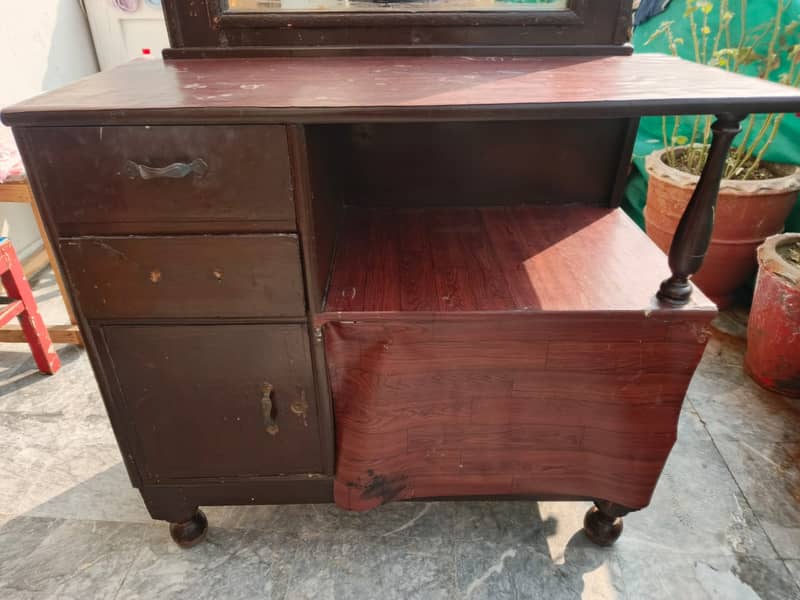 Wooden Dressing Table For Sale In Good Condition 6