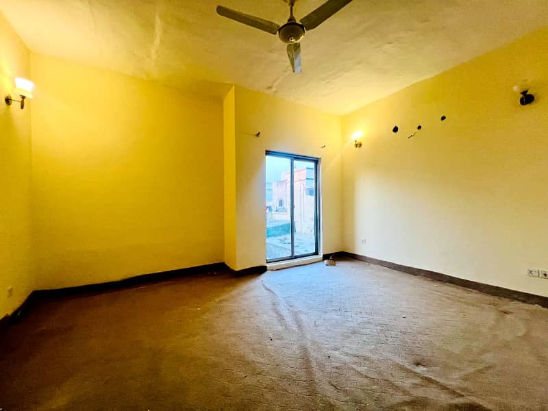 10 Marla Beautiful House With Gas Available For Rent In Lake City Sector M-7 11