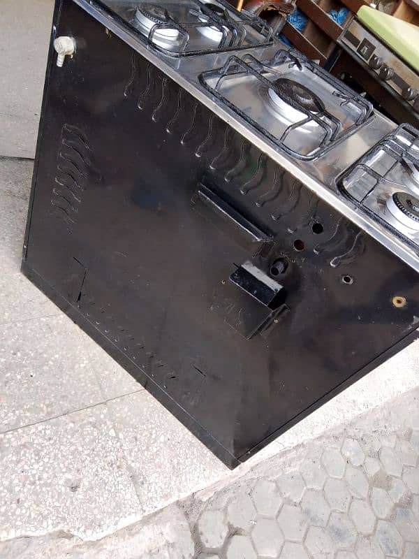 5Burnar Stove for Sale . Call 0320 - 4671404 1