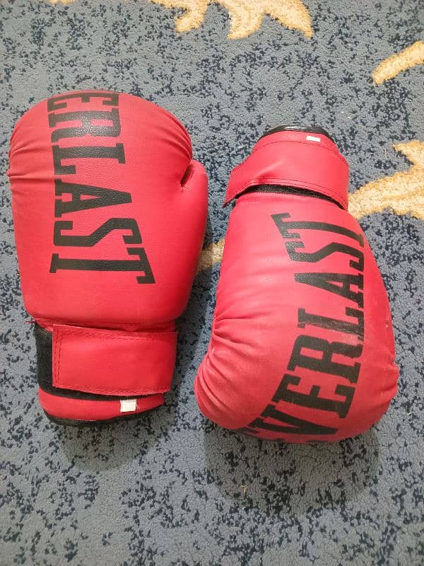 Boxing Head Guard little used,with free boxing gloves and punching Bag 3