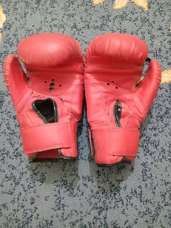 Boxing Head Guard little used,with free boxing gloves and punching Bag 4