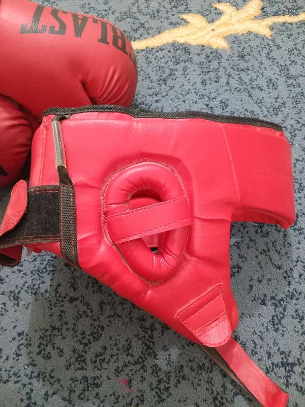 Boxing Head Guard little used,with free boxing gloves and punching Bag 5