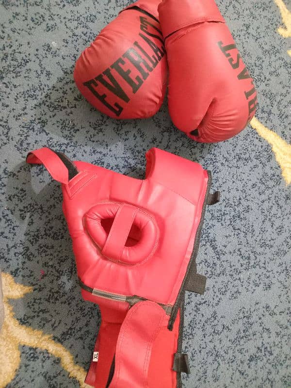 Boxing Head Guard little used,with free boxing gloves and punching Bag 7