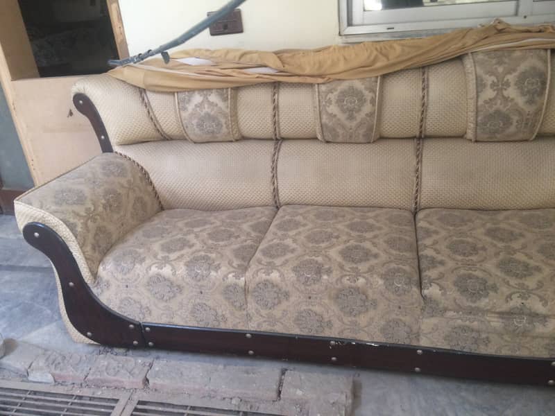 total 3 set of sofas all ok 8