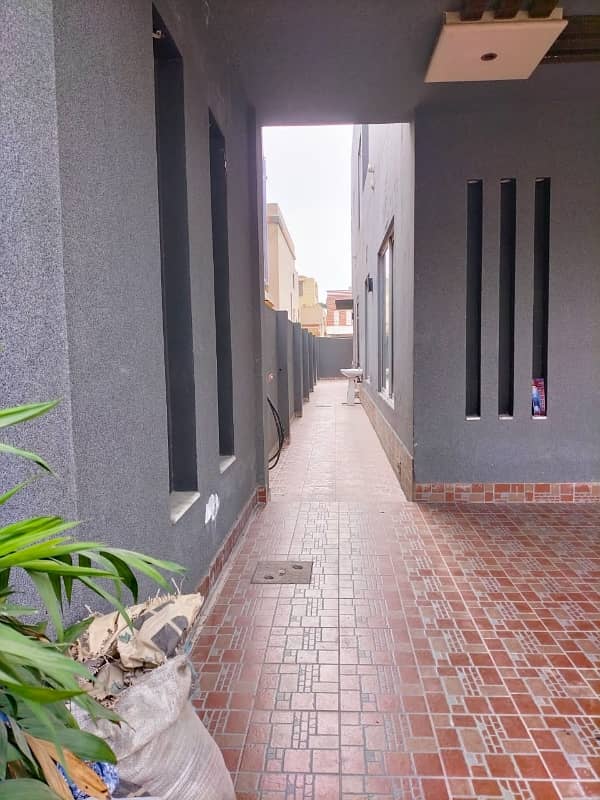 Kanal Used House For Sale On 60 Feet Road In Valencia Town Near Jami Masjid Chowk 15