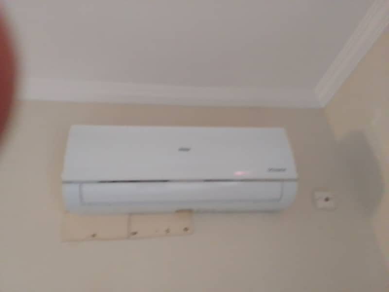 Almost new AC ,1.5 ton, inverter 3