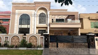 1 KANAL NEW BUNGALOW 6 BEDROOM URGENT SALE