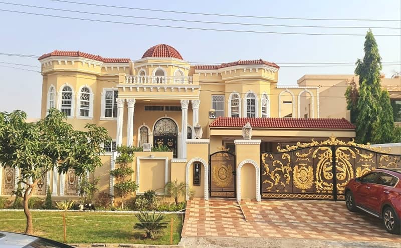 2 KANAL SPANISH BUNGALOW FOR SALE ON 100 FEET ROAD NEAR MARKET MASJID 0