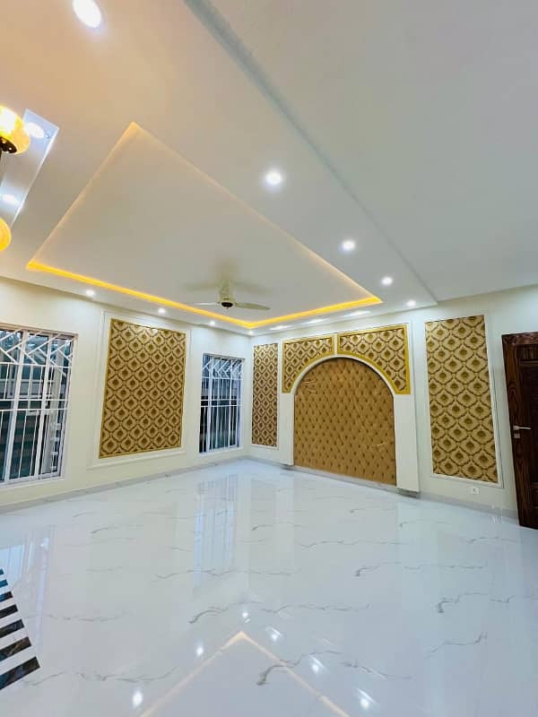 2 KANAL SPANISH BUNGALOW FOR SALE ON 100 FEET ROAD NEAR MARKET MASJID 9