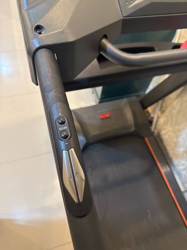 Slim line AC150 fully automatic treadmill 2