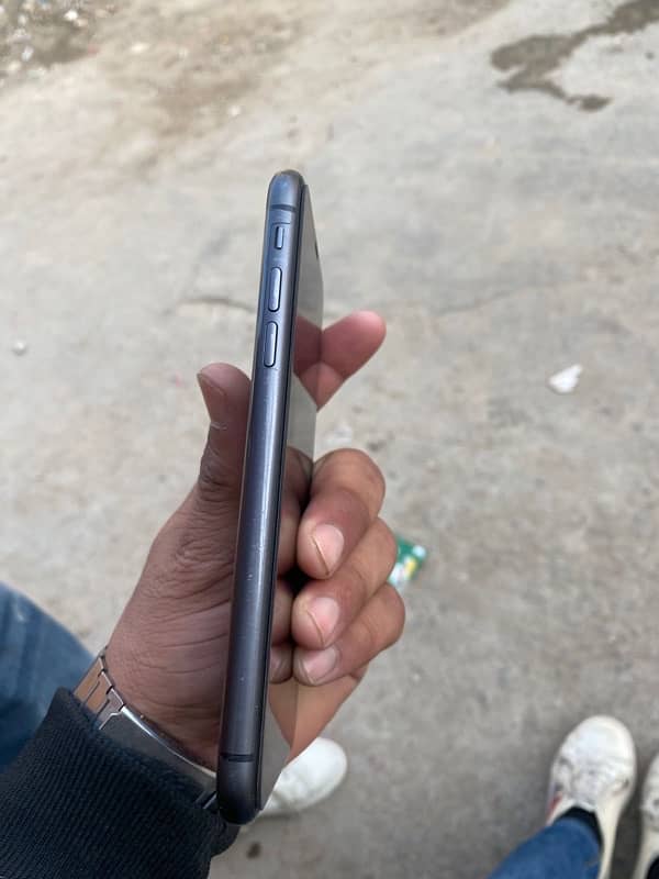 iphone11  condition 10 by 10 bh85 water pack 64gb 2