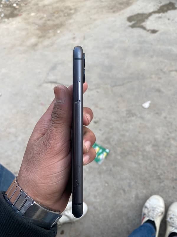 iphone11  condition 10 by 10 bh85 water pack 64gb 3