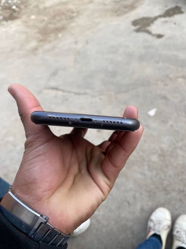 iphone11  condition 10 by 10 bh85 water pack 64gb 4