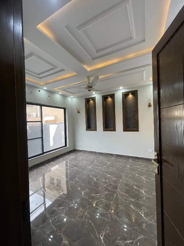 10 marla upar portion available for rent 4