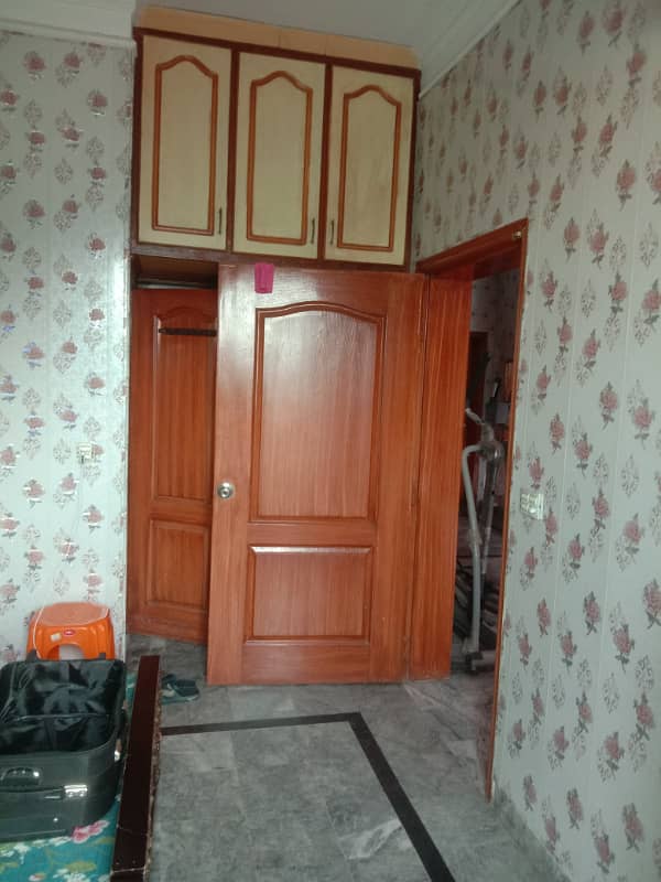 12 marla upar portion 2 bedroom tvl kichan near emporium mall park masjid 4