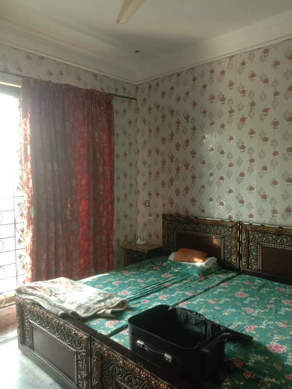 12 marla upar portion 2 bedroom tvl kichan near emporium mall park masjid 5