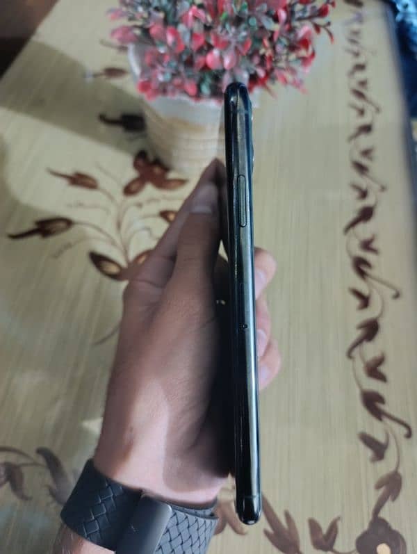 IPhone 11 pro max non pta jv everything is good back little break 4