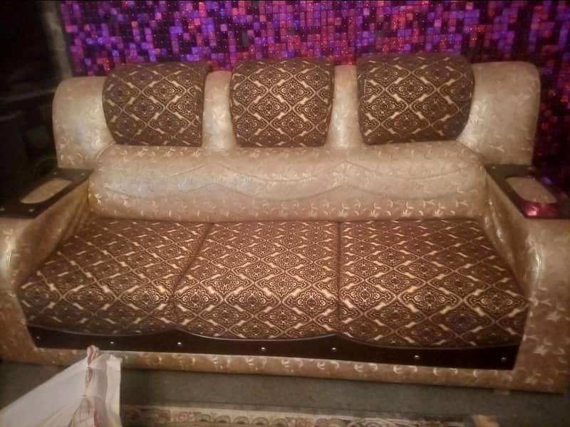 3+2+1 seater sofa set in Excellent condition nearly 3 years used 3