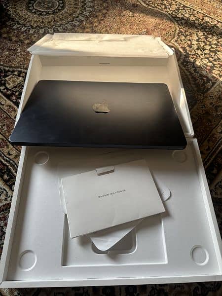 MACBOOK Air M3 13" Midnight Colour 1