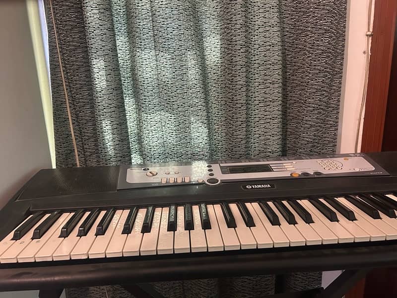 Piano for sale PSR E213 2