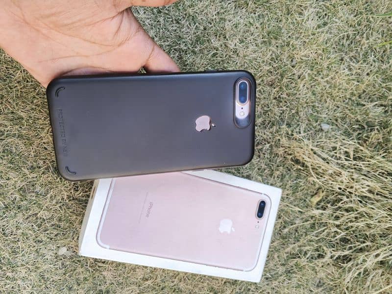 iphone 7+ in good condition with box 4