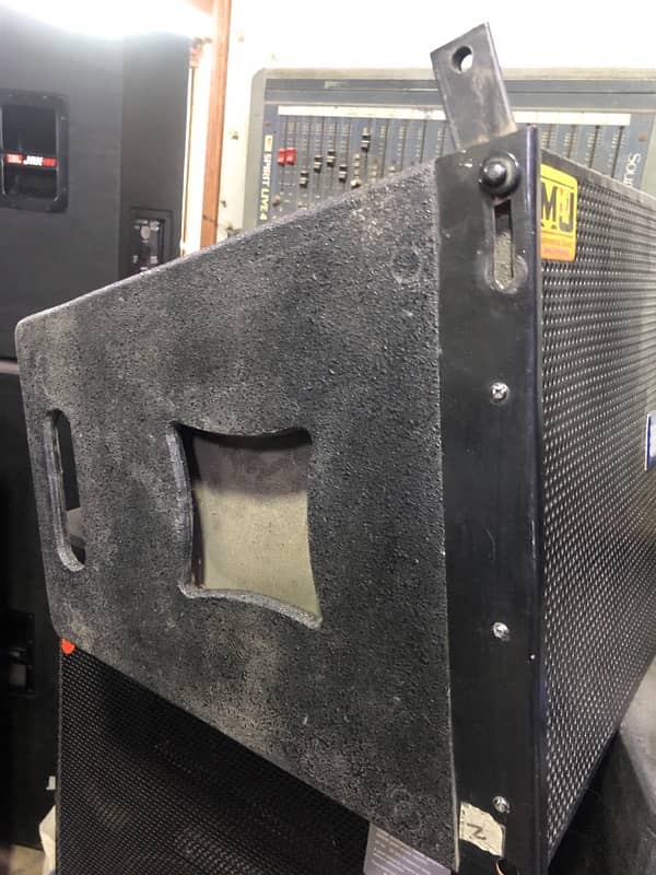 Line Array Speaker 2