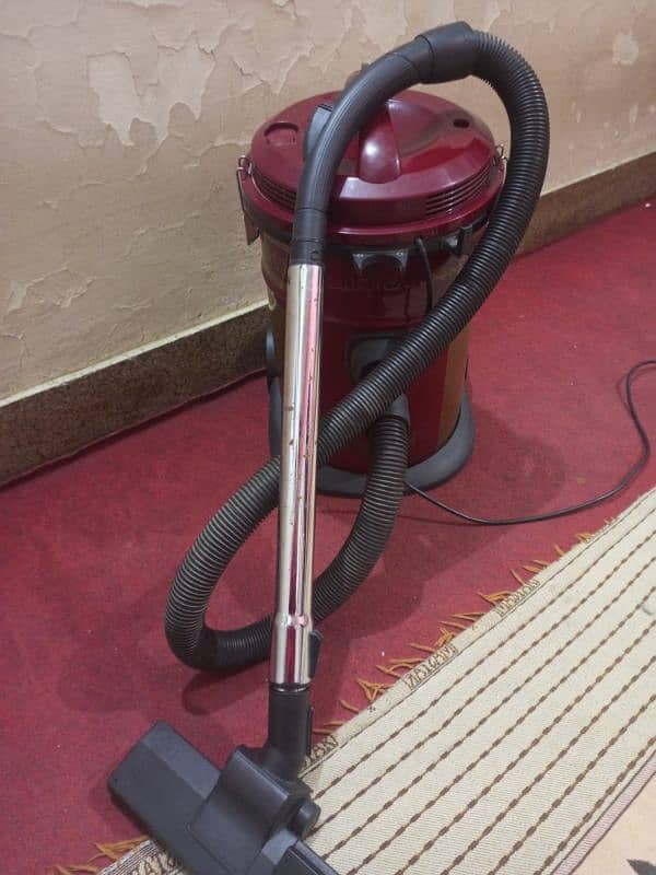 10/10 condition vacuum cleaner + blower, used once 1