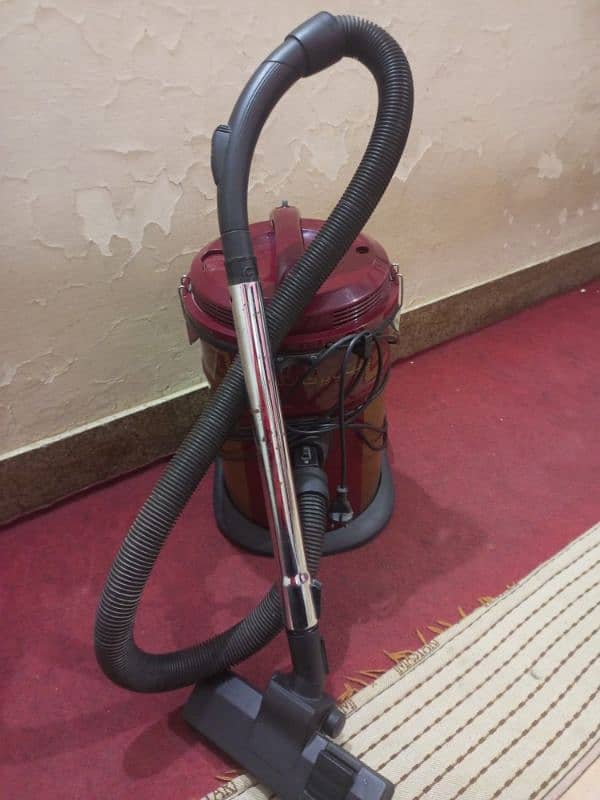 10/10 condition vacuum cleaner + blower, used once 2