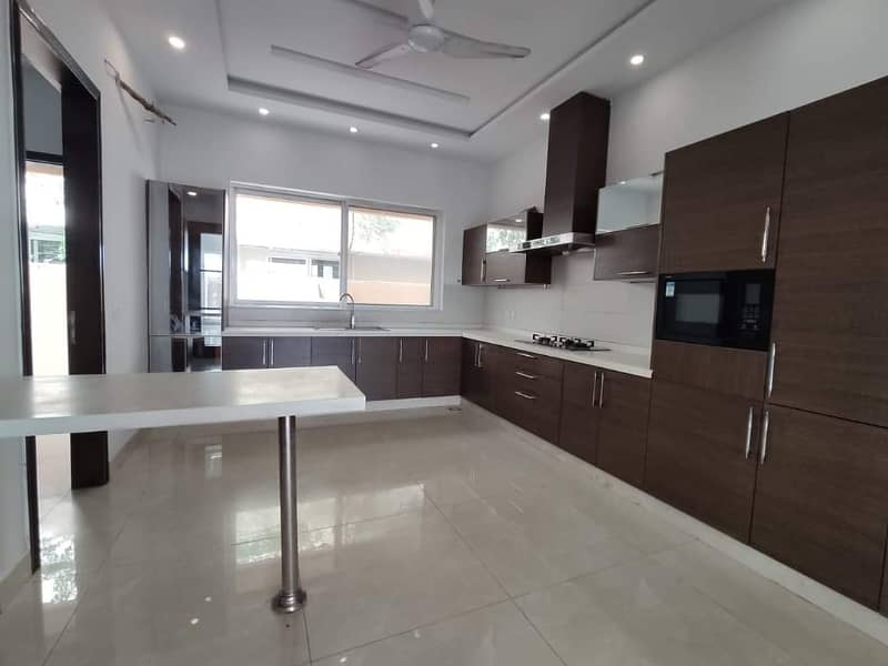 1 kanal Luxury House For Rent Block-D DHA Phase 5 7