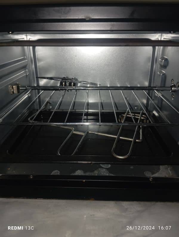 electric oven new condition. four function oven 5