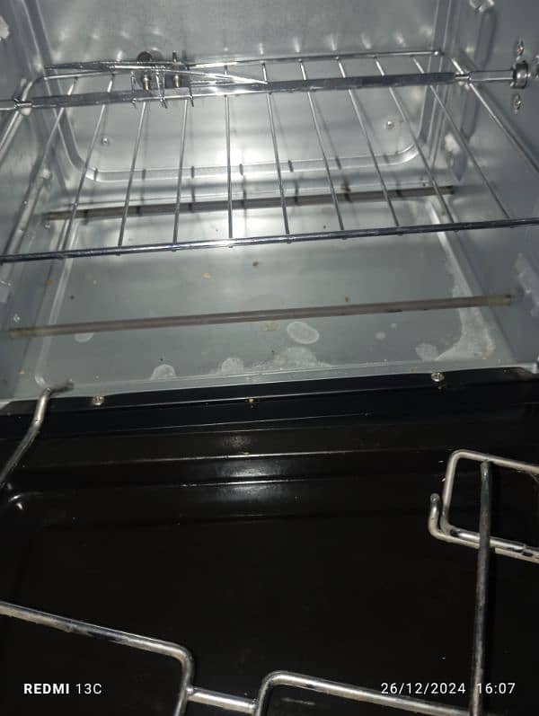 electric oven new condition. four function oven 6