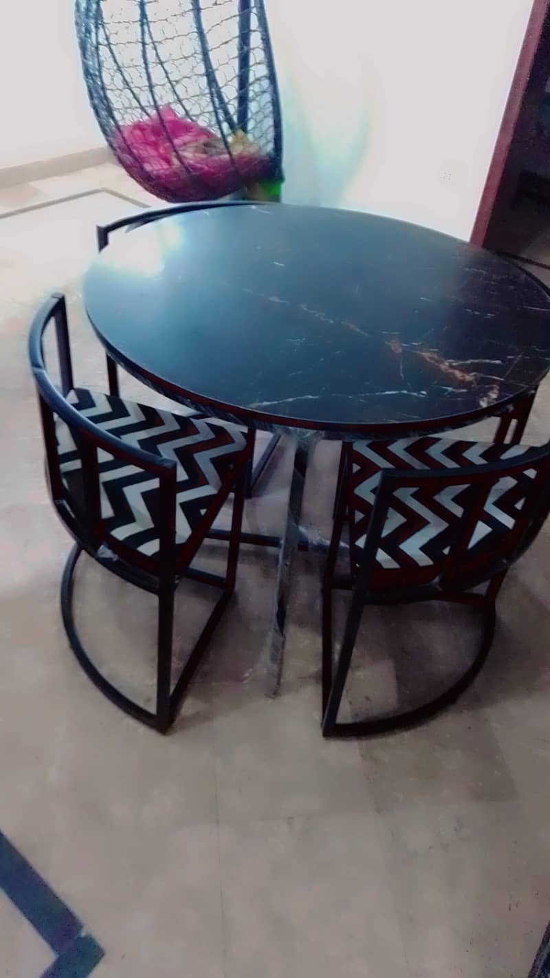 Table with four chair used jUst 2 month 1