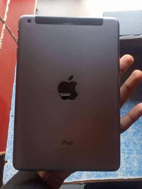 ipad mini 5 . . . . 10 by 10 . . 4/. 128 2