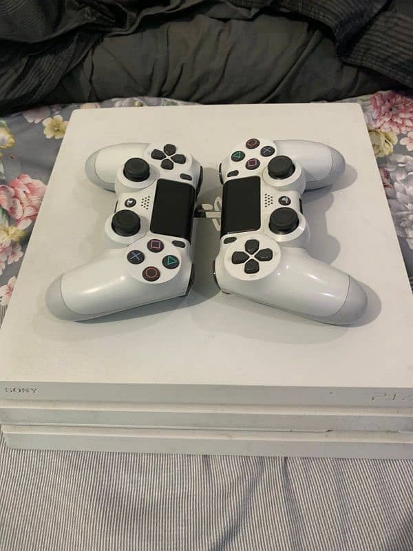 PS4 pro 1tb with 2 controller 0