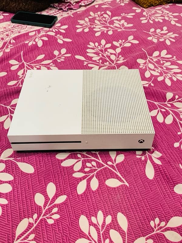 Xbox one s 1tb Vip condition White No single fault 0