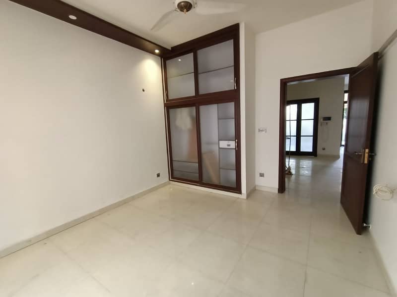 1 Kanal Beautifull upper Portion For RENT In DHA Phase 6( separate gyat) 0