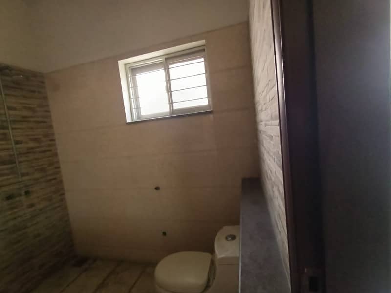 1 Kanal Beautifull upper Portion For RENT In DHA Phase 6( separate gyat) 1