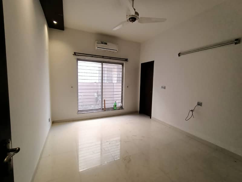 1 Kanal Beautifull upper Portion For RENT In DHA Phase 6( separate gyat) 2