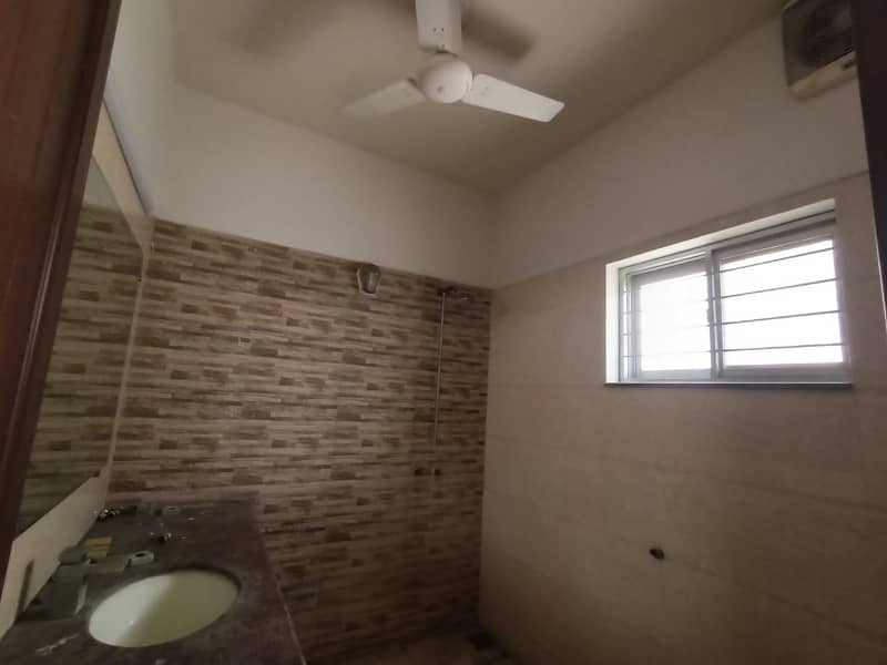 1 Kanal Beautifull upper Portion For RENT In DHA Phase 6( separate gyat) 3