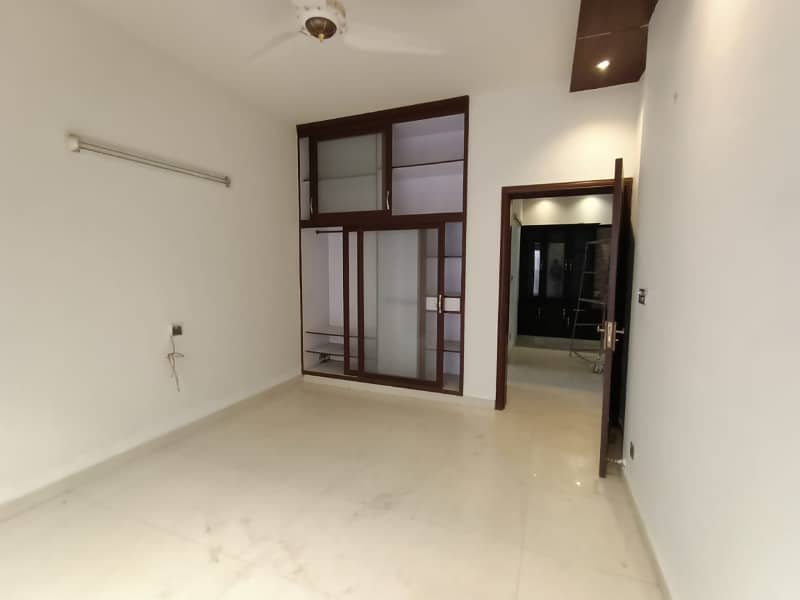 1 Kanal Beautifull upper Portion For RENT In DHA Phase 6( separate gyat) 4