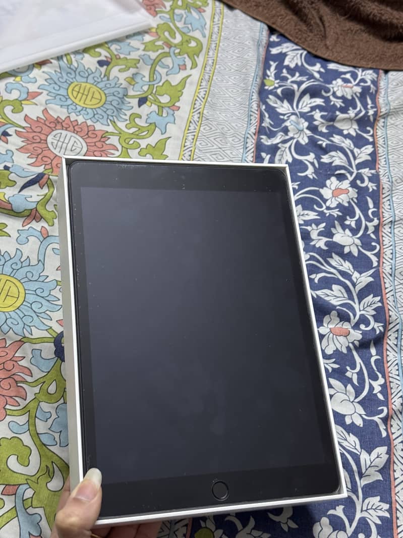 Ipad 9th generation (box + charger) 0