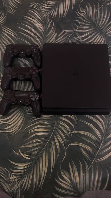 PS4 slim 500GB +3 controllers 0