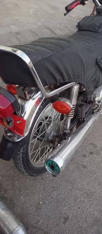 Unique 125 (2017) karak bike sealed hai sub karachi number hai 1